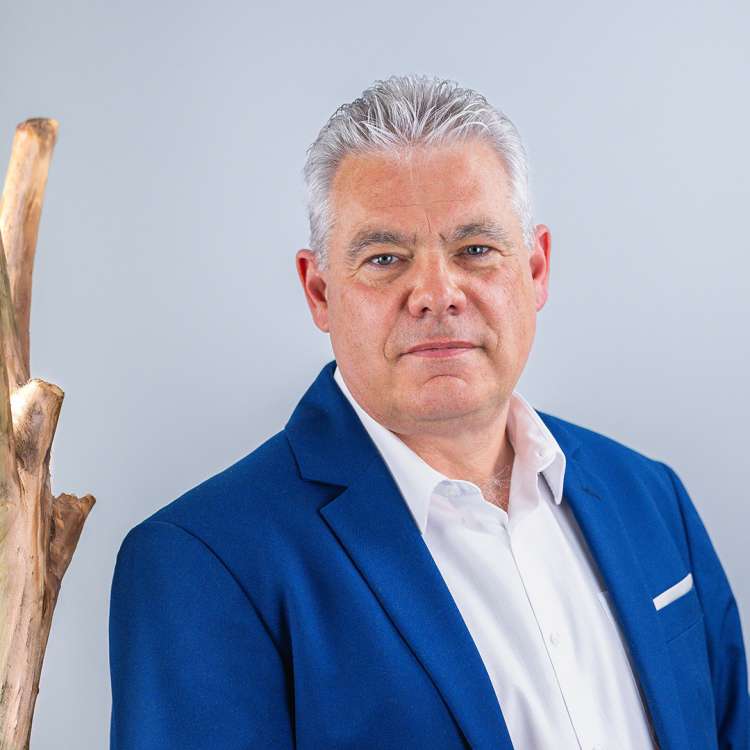 Claude Sewer (claude.sewer@raiffeisen.ch)