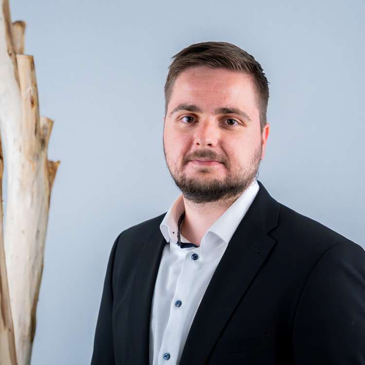 Noël Zengaffinen (noel.zengaffinen2@raiffeisen.ch)